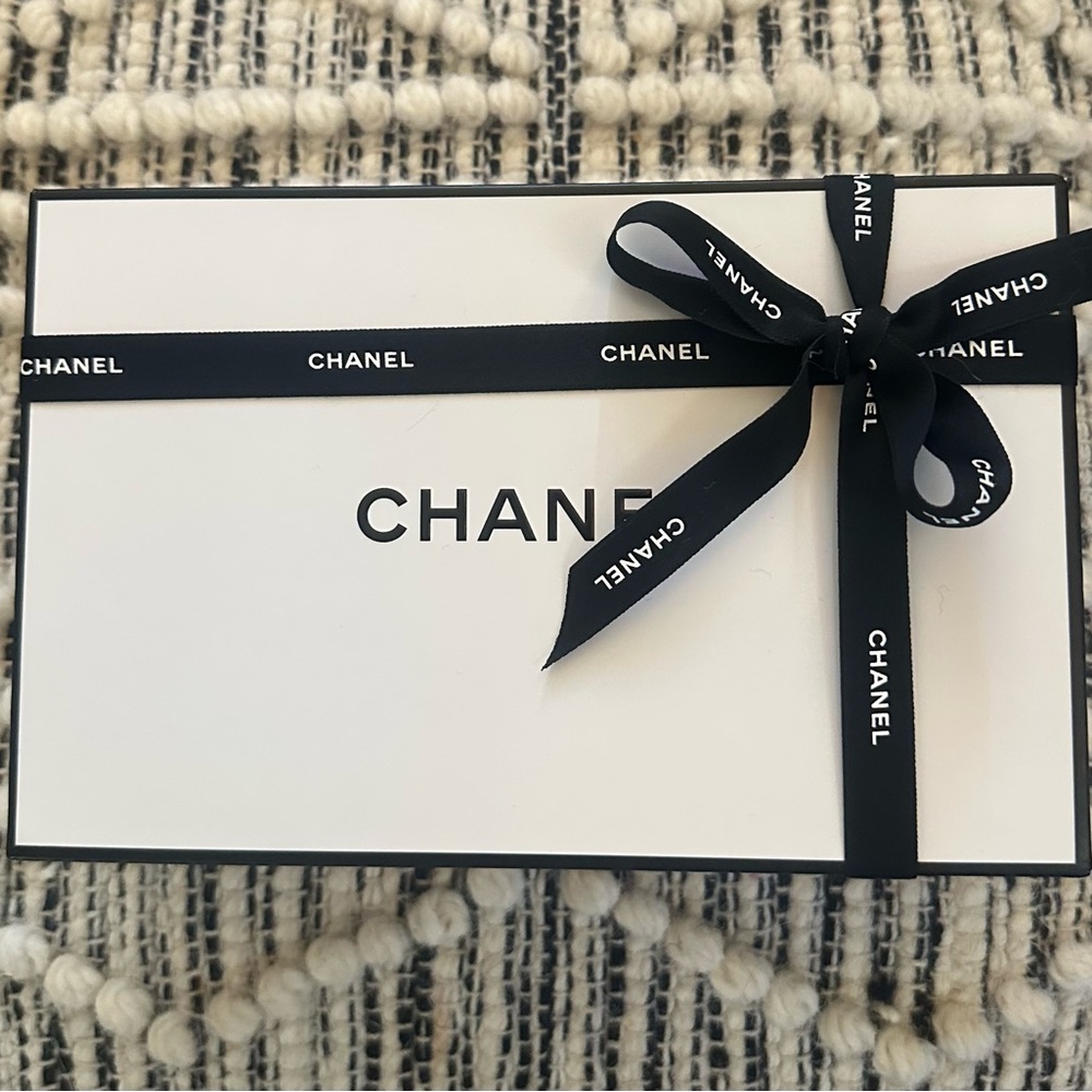 CHANEL Box and Ribbon - Picture 3 of 11